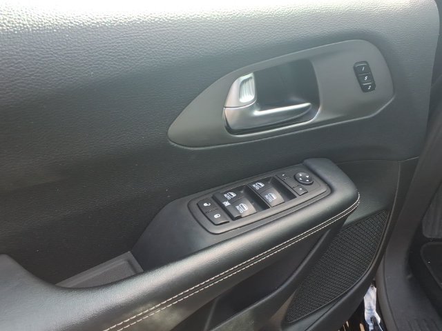 Certified 2025 Chrysler Pacifica Select FWD image 9