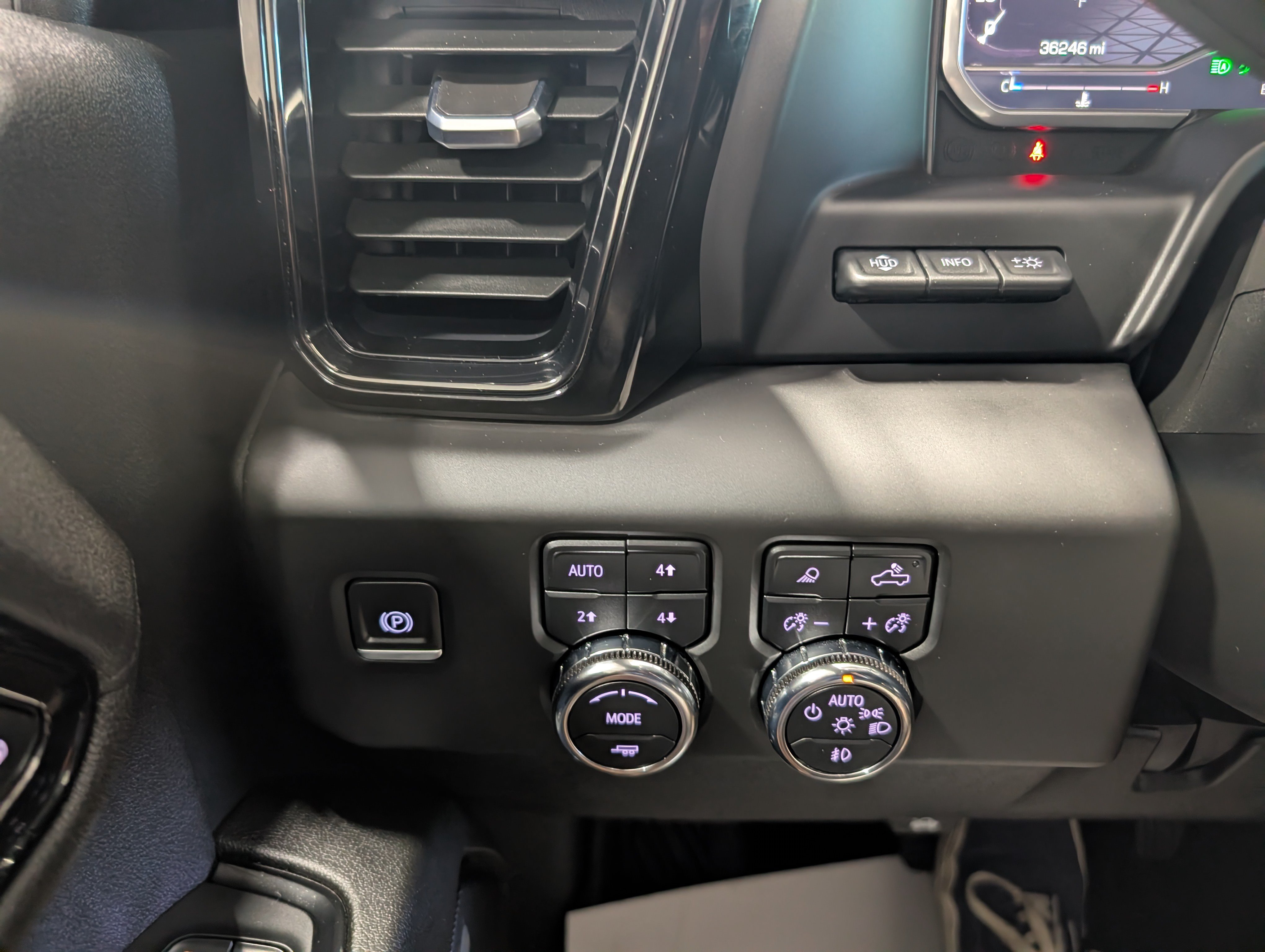 Used 2024 GMC Sierra 2500 AT4 w/ AT4 Premium Plus Package AWD/4WD image 24