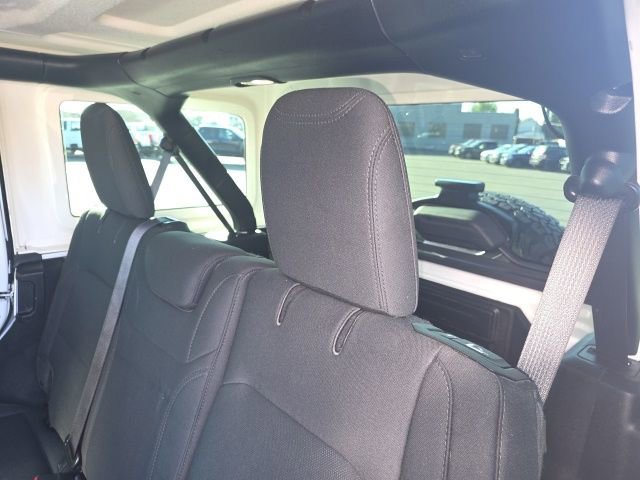 Used 2018 Jeep Wrangler Unlimited Sahara image 12