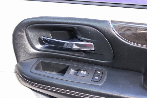 Used 2016 Chrysler Town & Country Touring image 9