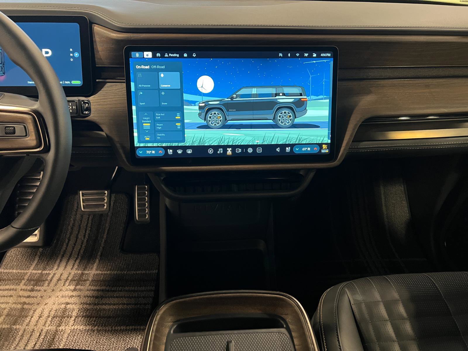 Used 2025 Rivian R1S Premium image 16