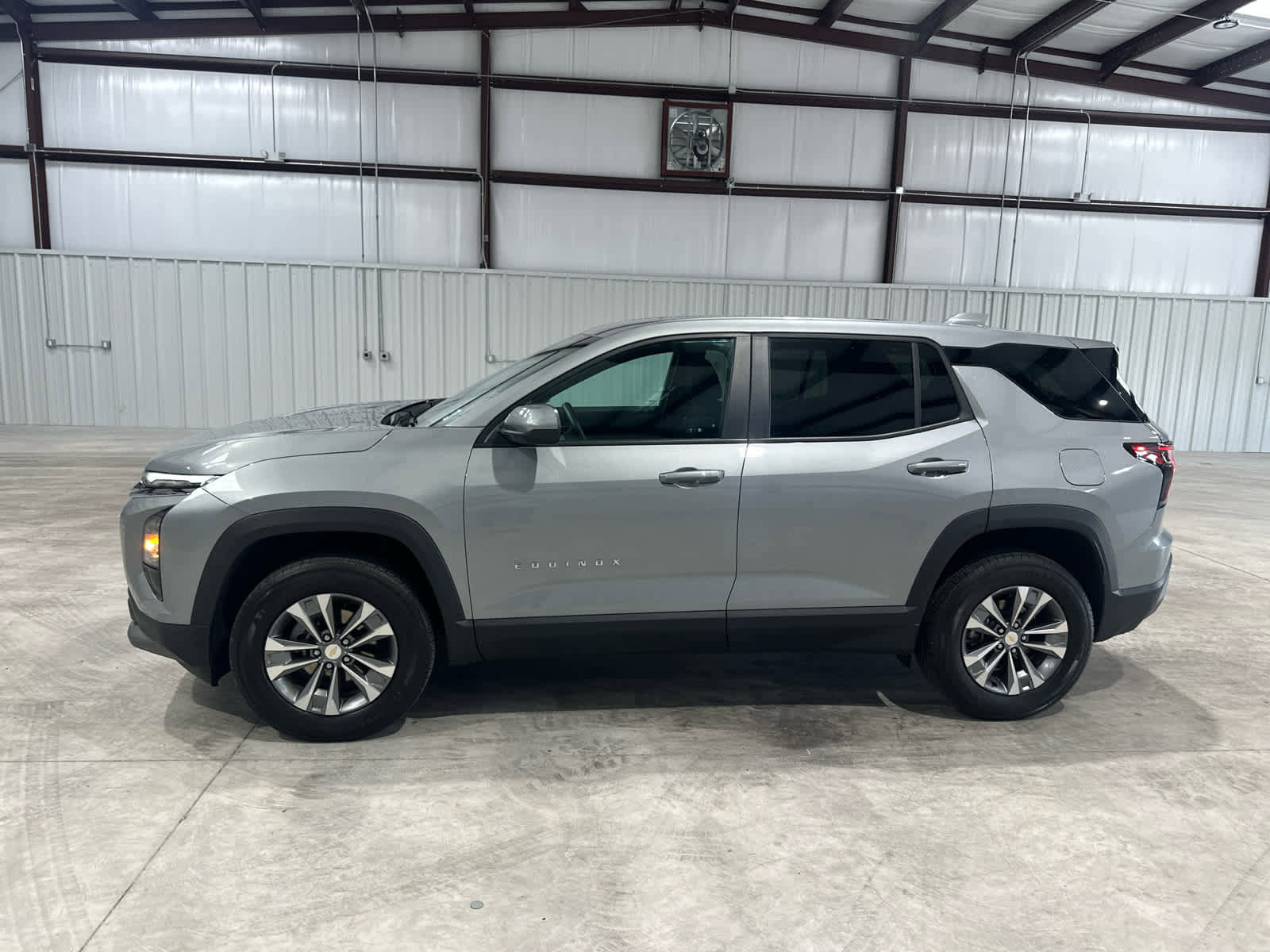 Used 2025 Chevrolet Equinox LT FWD image 2