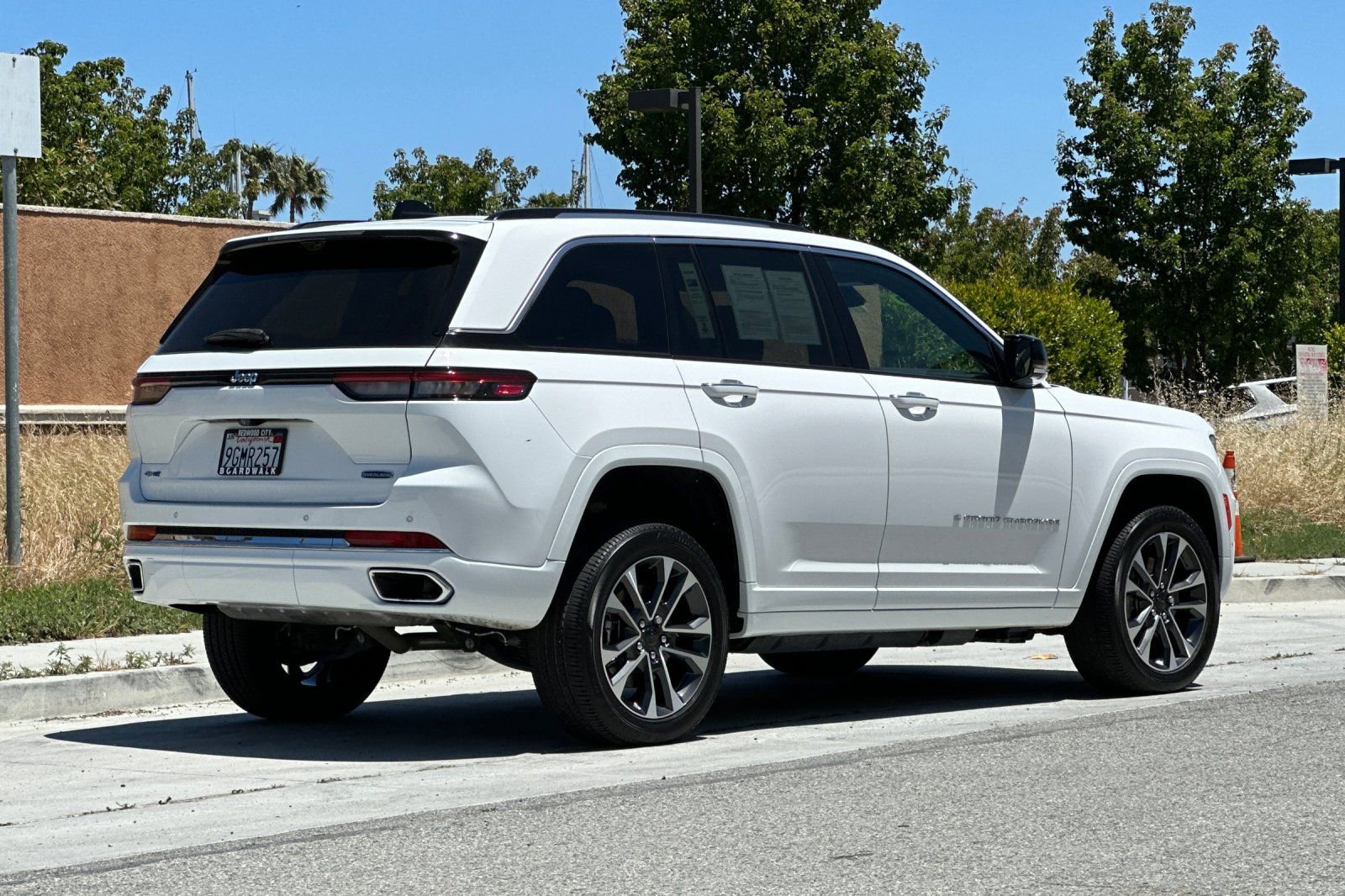Used 2023 Jeep Grand Cherokee Overland w/ Advanced Protech Group III AWD/4WD image 4