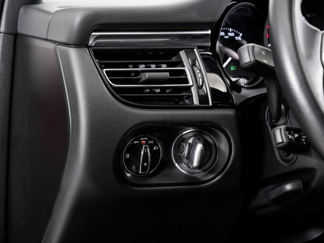 Used 2024 Porsche Macan image 11