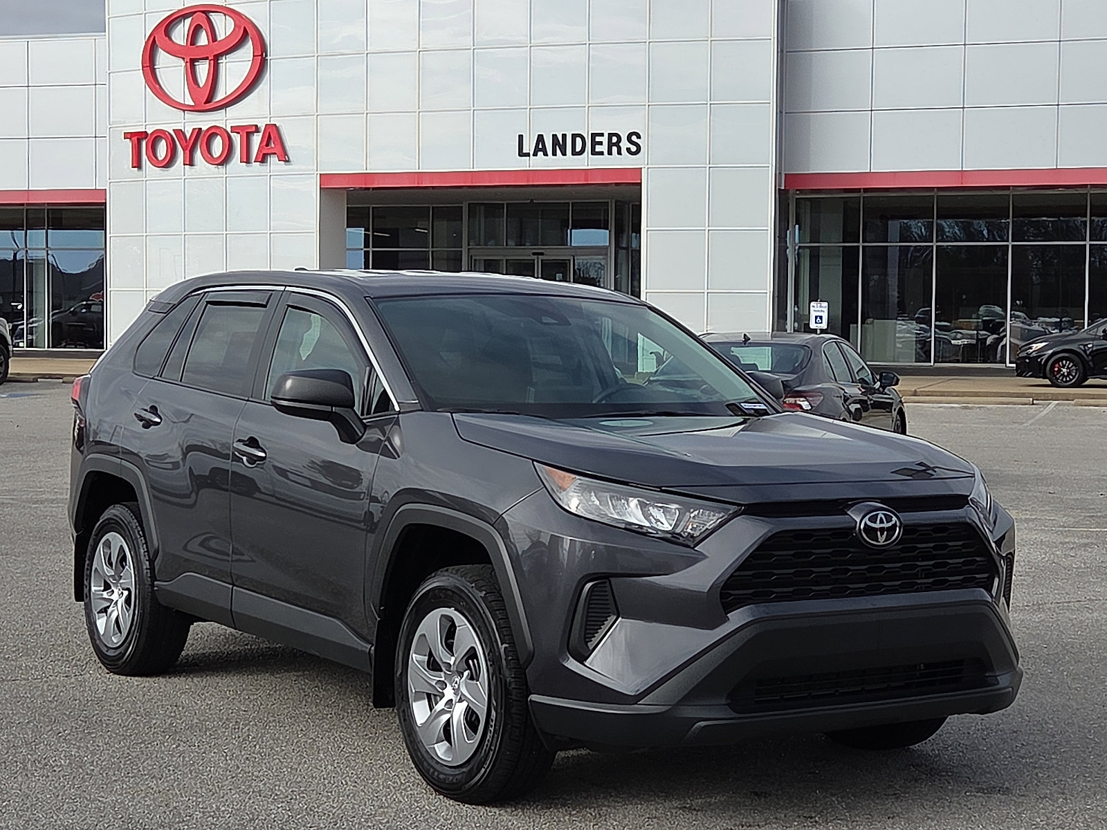 Used 2022 Toyota RAV4 LE image 1