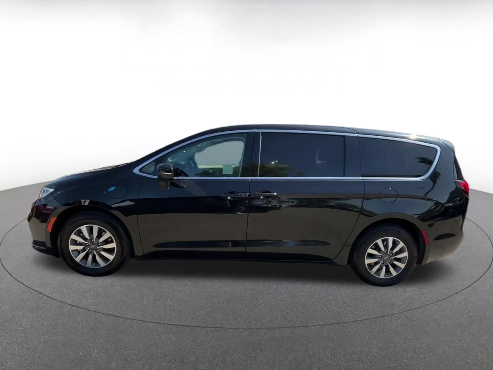Used 2023 Chrysler Pacifica Touring-L FWD image 8