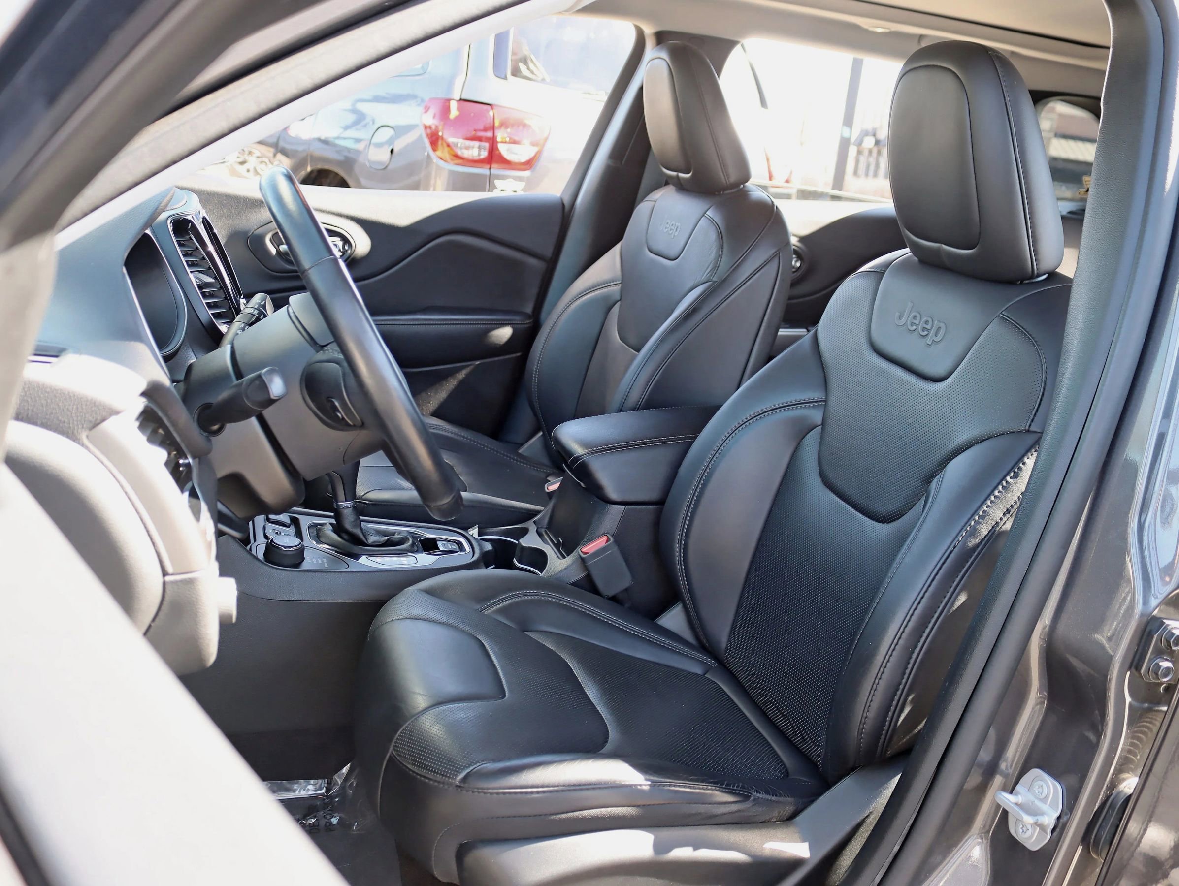 Used 2019 Jeep Cherokee Limited image 29