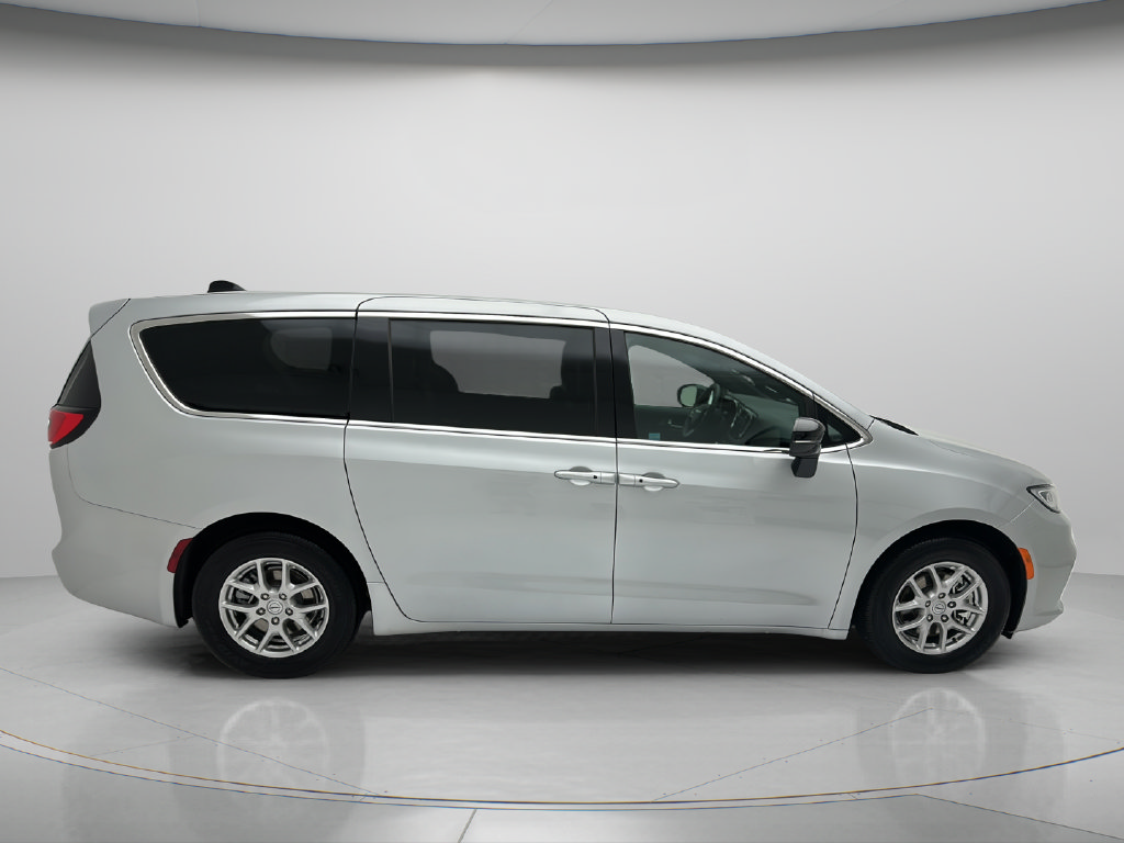 Used 2026 Chrysler Pacifica Select FWD image 4