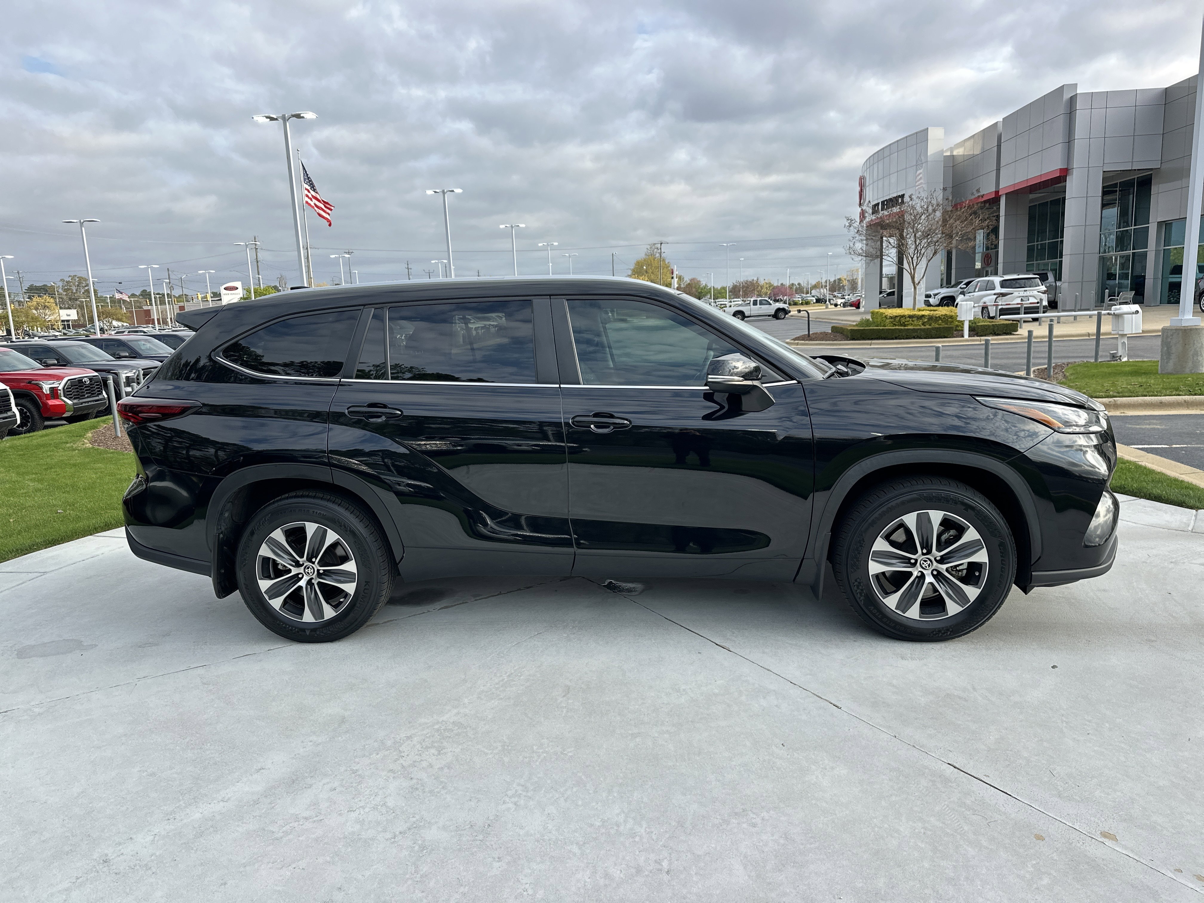 Used 2024 Toyota Highlander XLE image 11