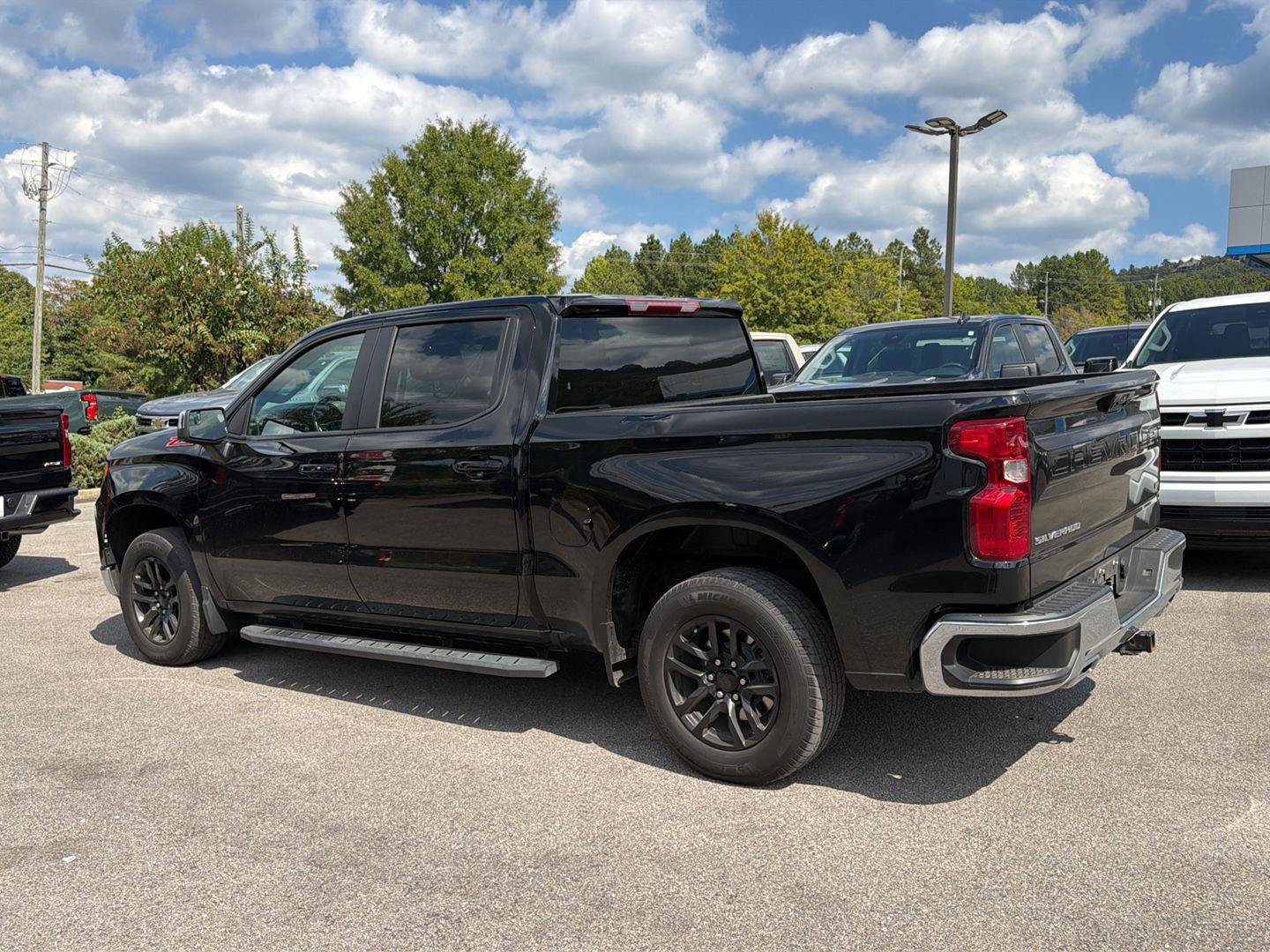 Used 2024 Chevrolet Silverado 1500 LT w/ Z71 Off-Road Package AWD/4WD image 2