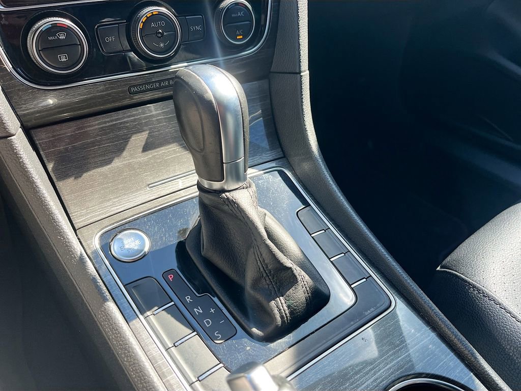 Used 2018 Volkswagen Passat 2.0T SE image 16