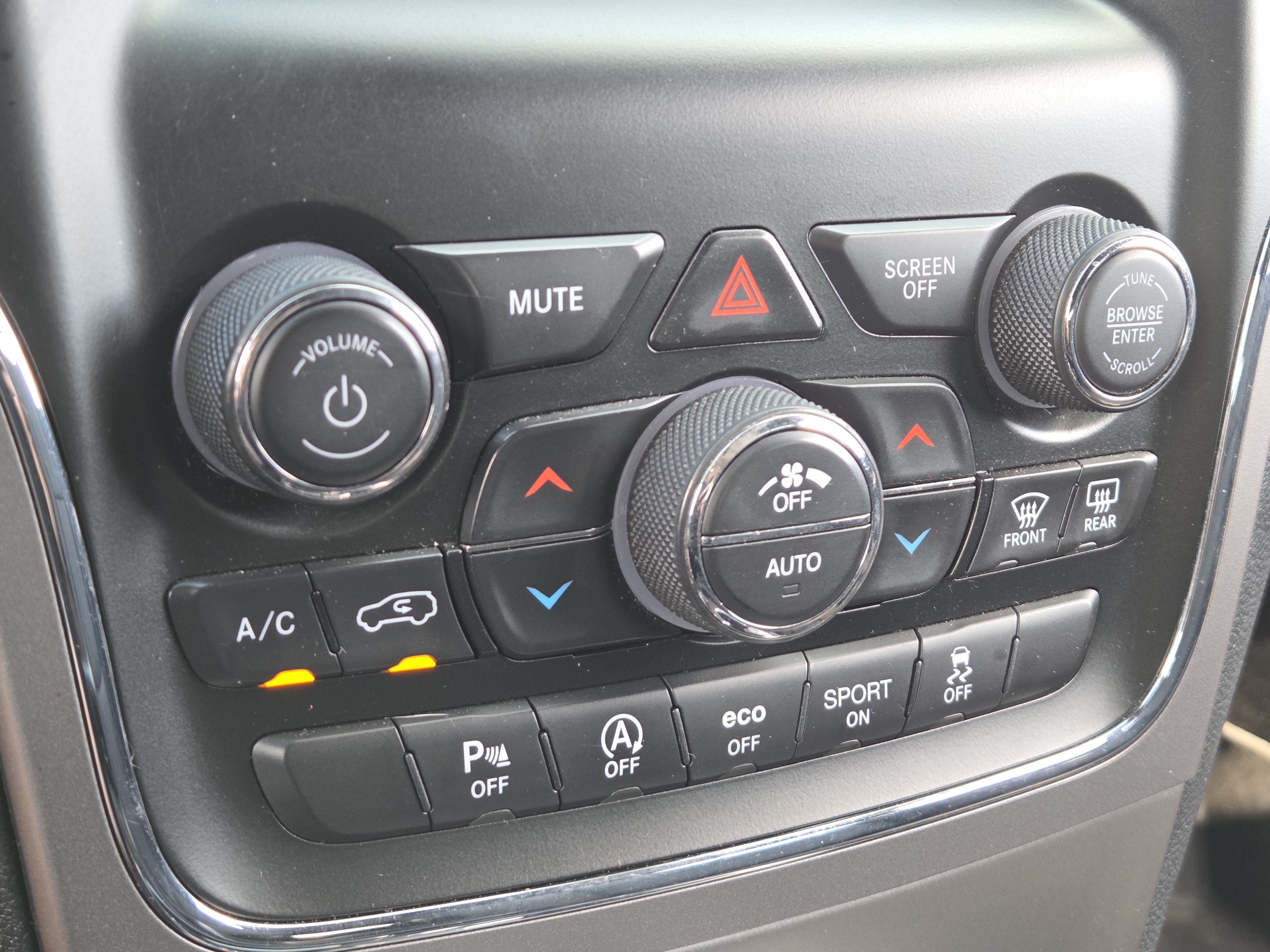 Used 2020 Jeep Grand Cherokee Laredo AWD/4WD image 15