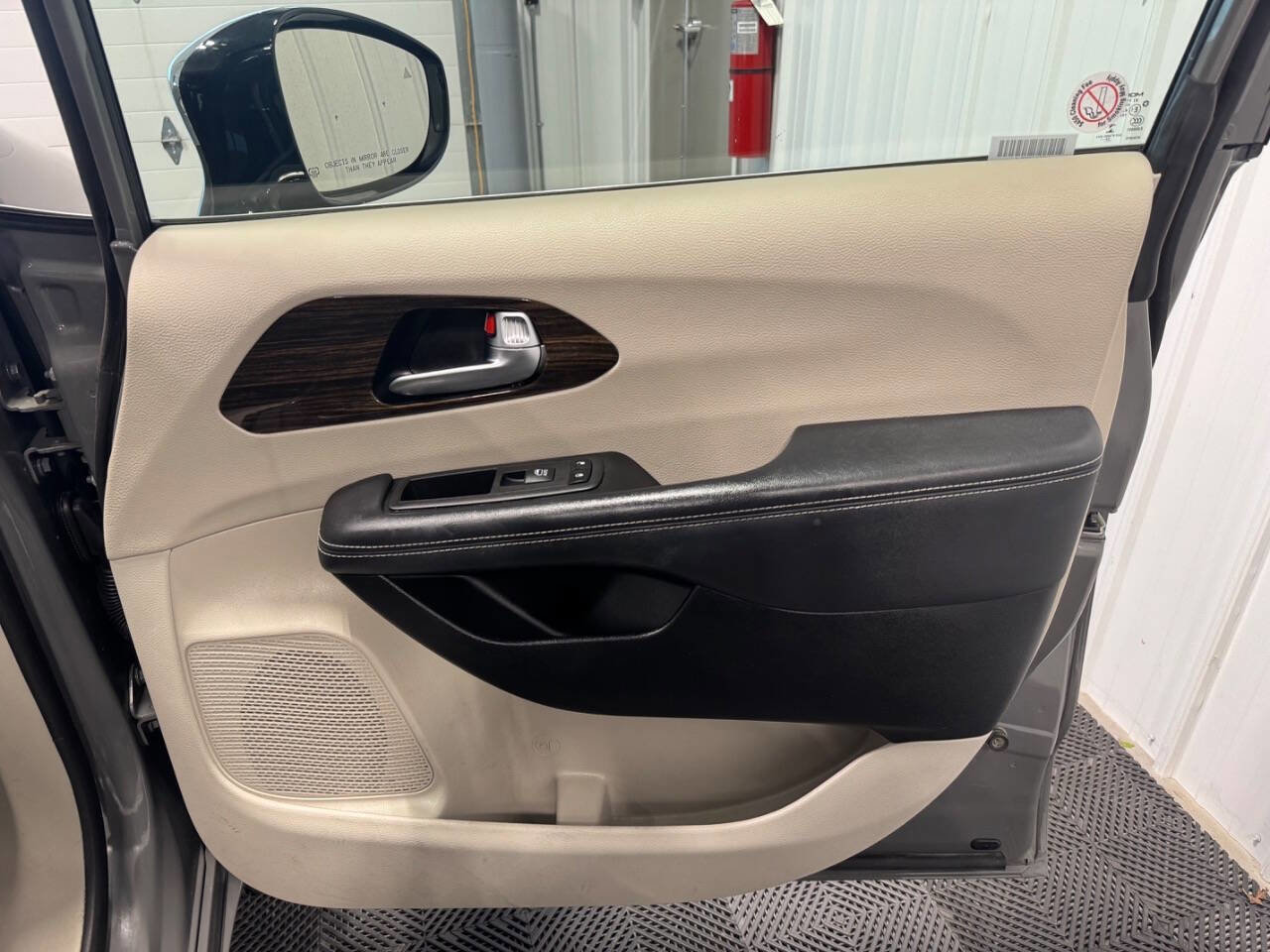 Used 2023 Chrysler Pacifica Limited FWD image 17