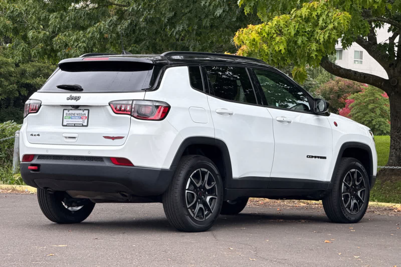 Used 2025 Jeep Compass Trailhawk AWD/4WD image 2
