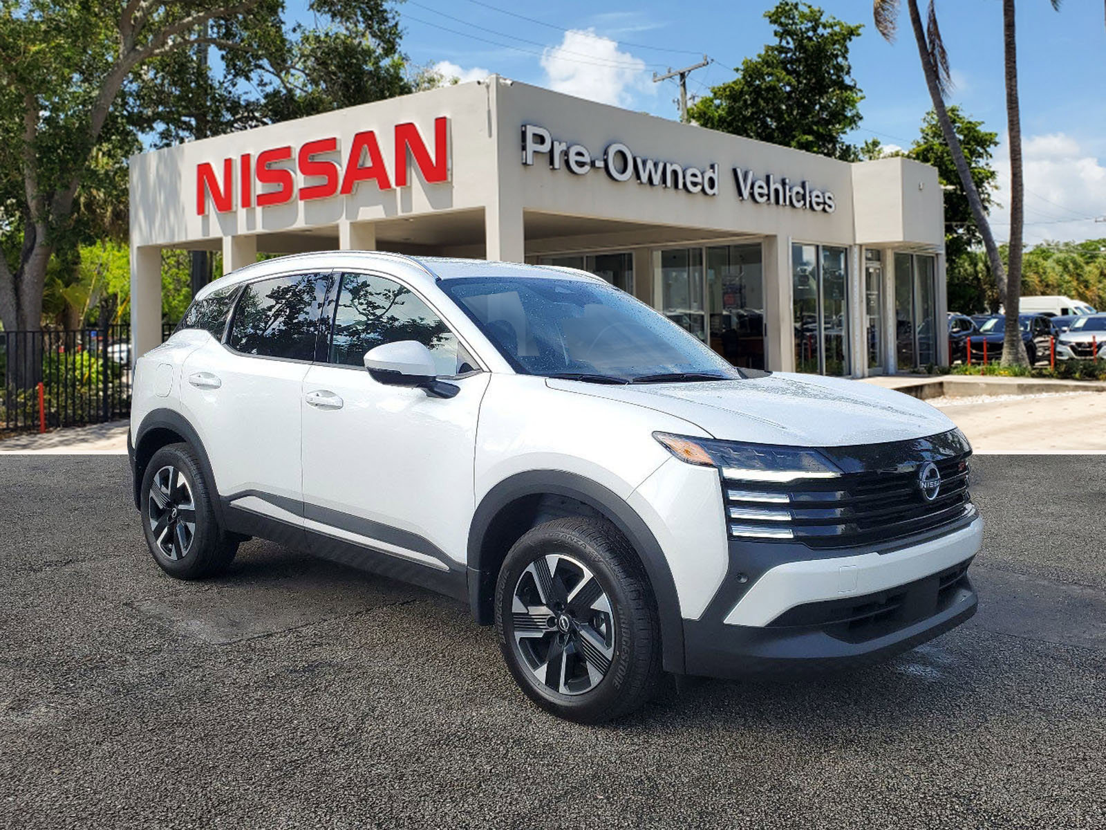 Certified 2025 Nissan Kicks SR image 3