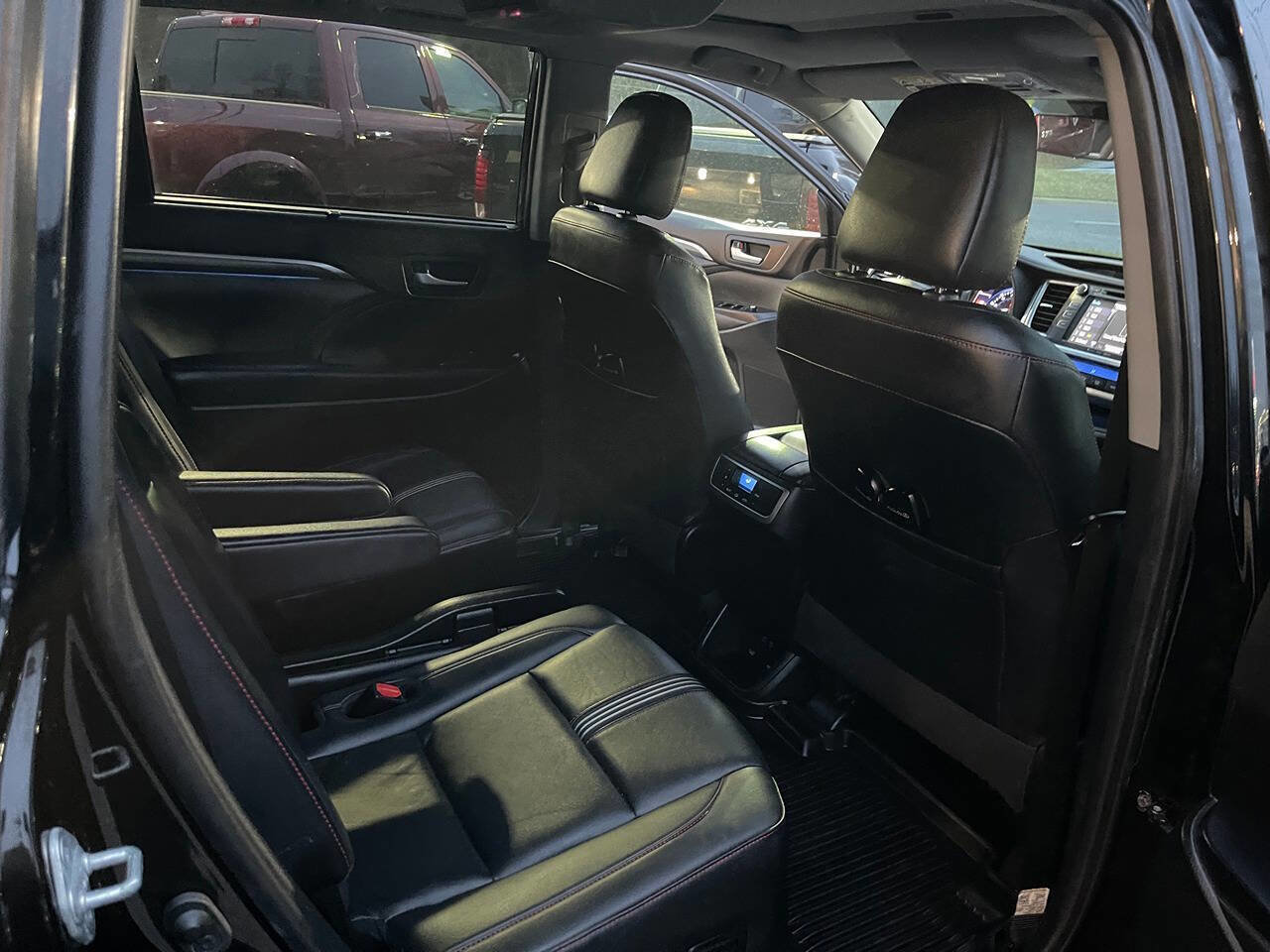 Used 2019 Toyota Highlander SE AWD/4WD image 30