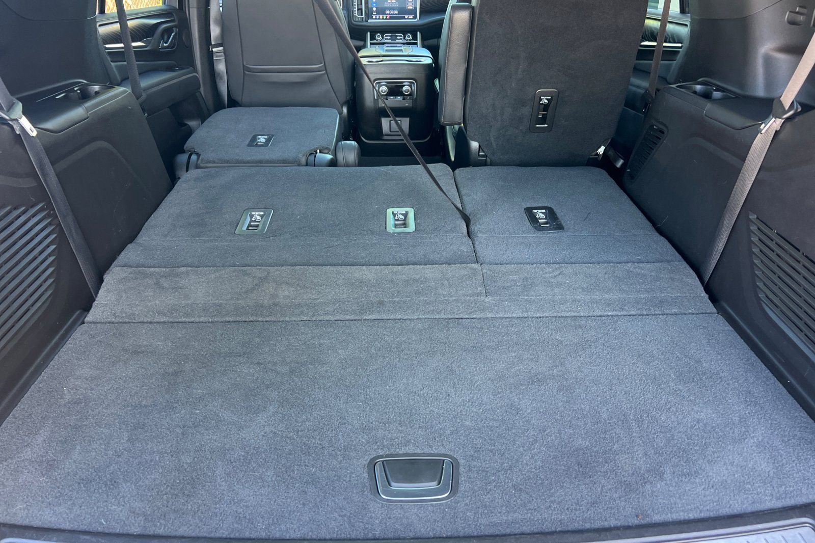 Used 2021 GMC Yukon Denali w/ Denali Premium Package image 16