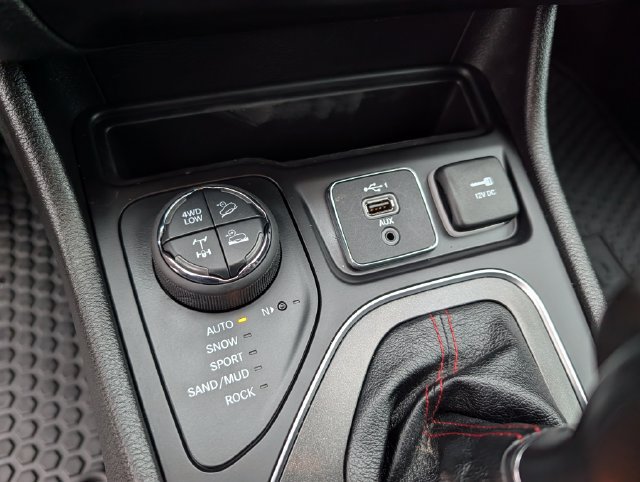Used 2021 Jeep Cherokee Trailhawk AWD/4WD image 25