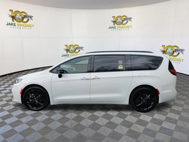 Used 2025 Chrysler Pacifica Limited image 6