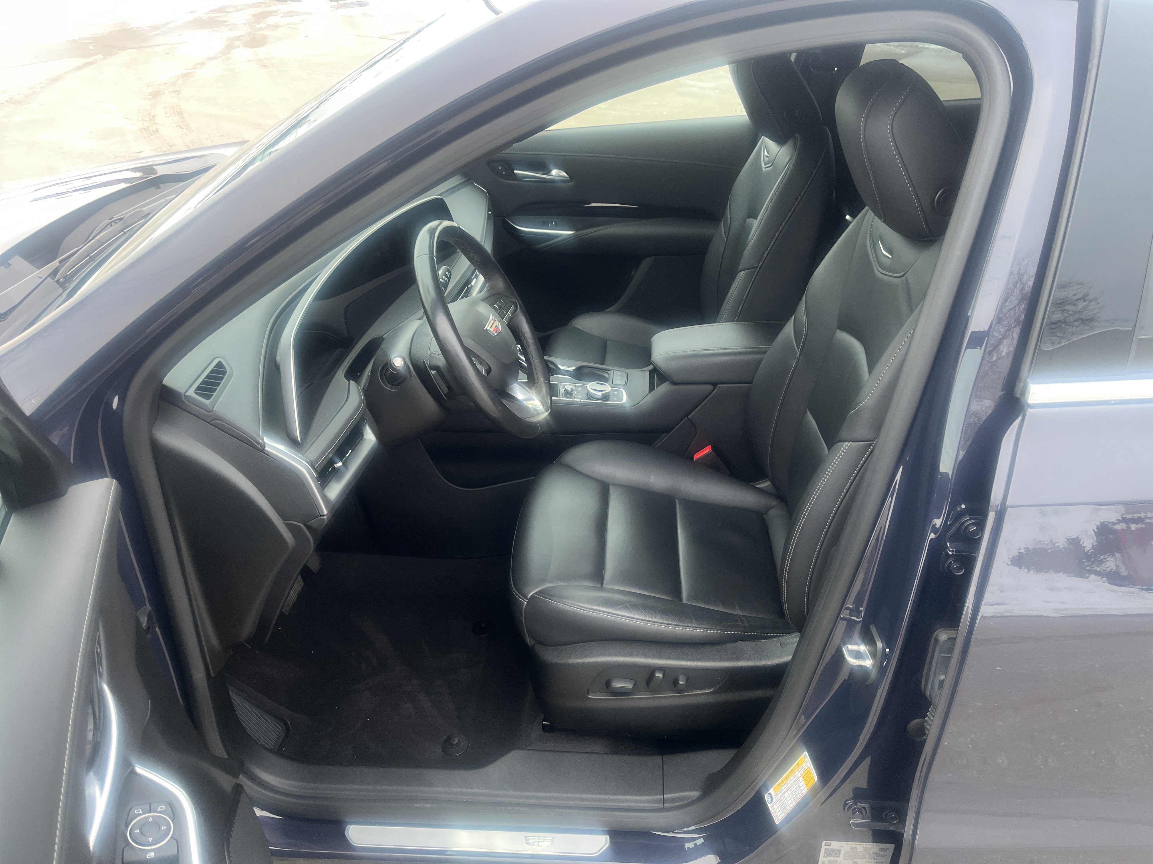 Used 2024 Cadillac XT4 Luxury w/ Cold Weather Package image 9