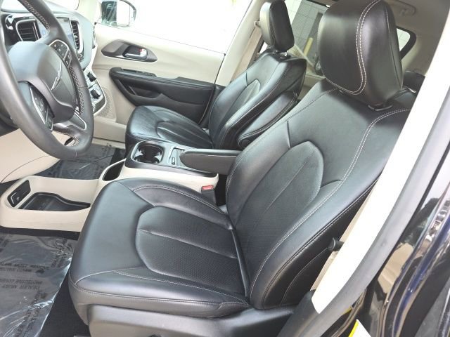 Used 2024 Chrysler Pacifica Touring-L image 23