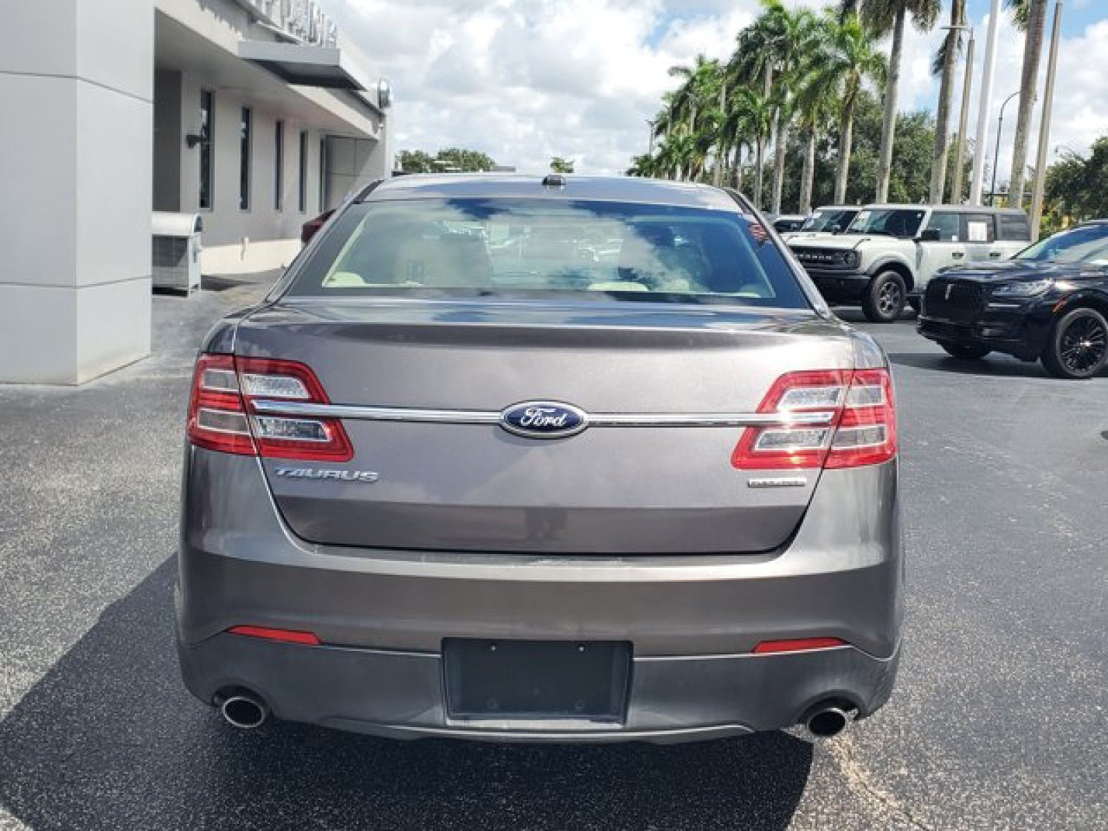 Used 2014 Ford Taurus SE FWD image 6