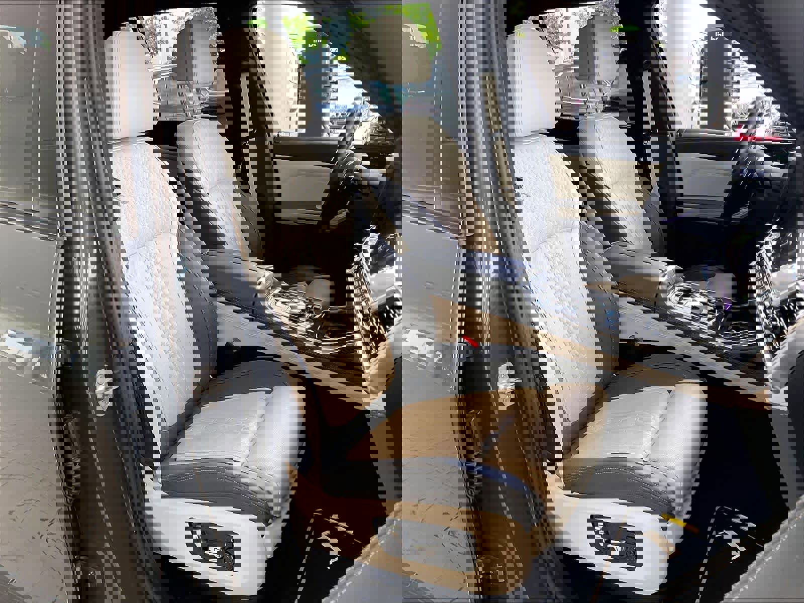 Used 2024 BMW X7 M60i w/ Executive Package image 9