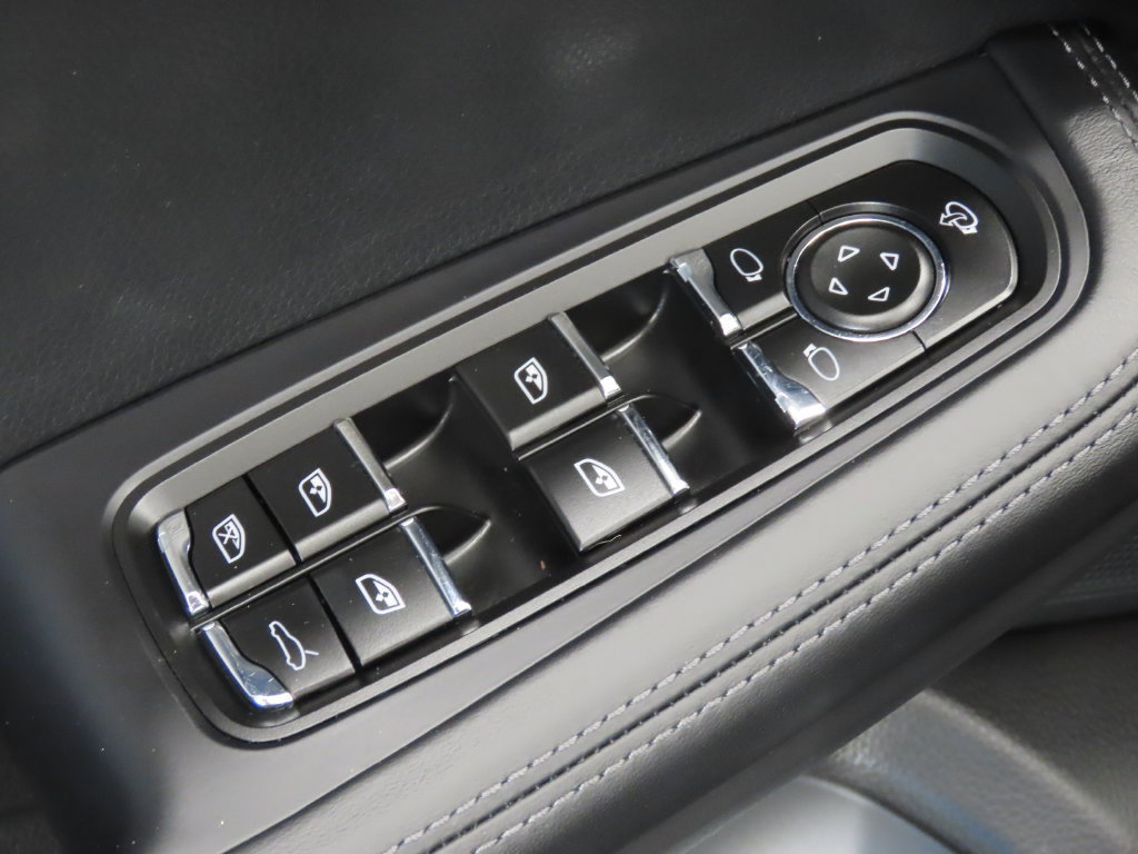 Certified 2026 Porsche Macan AWD/4WD image 38