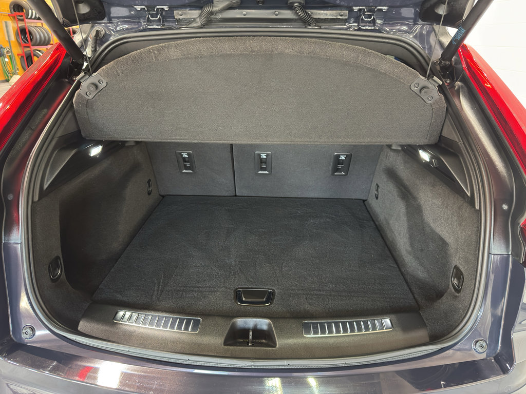 Used 2025 Cadillac XT4 Premium Luxury image 19