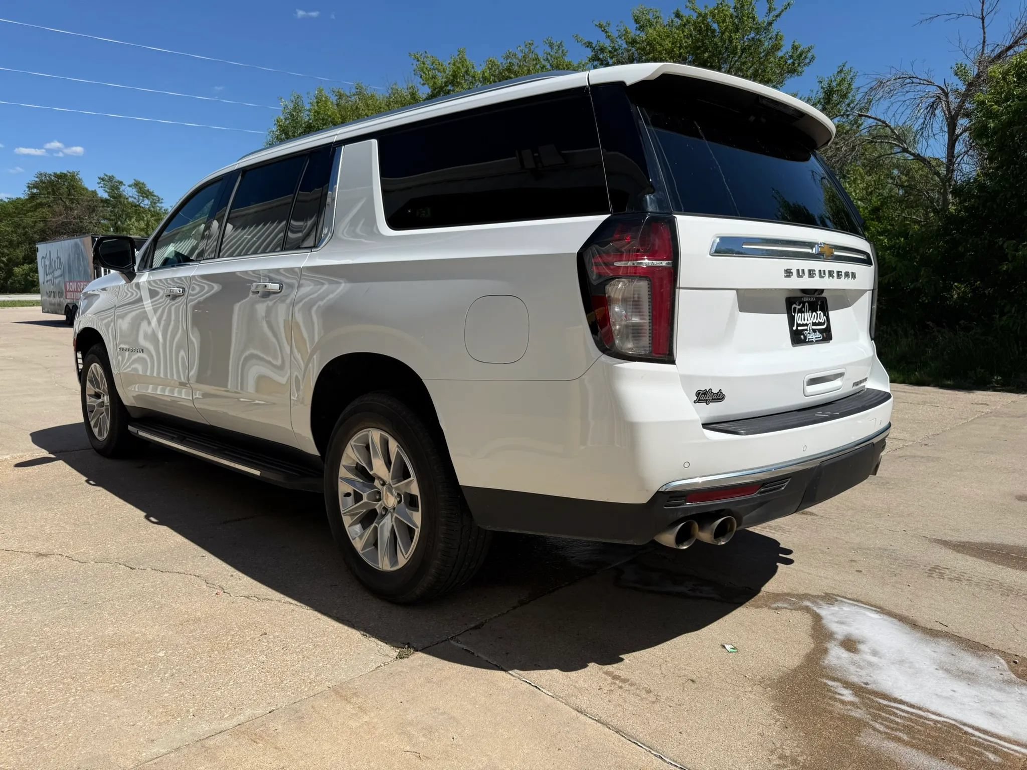 Used 2023 Chevrolet Suburban Premier w/ Premium Package 2 AWD/4WD image 5