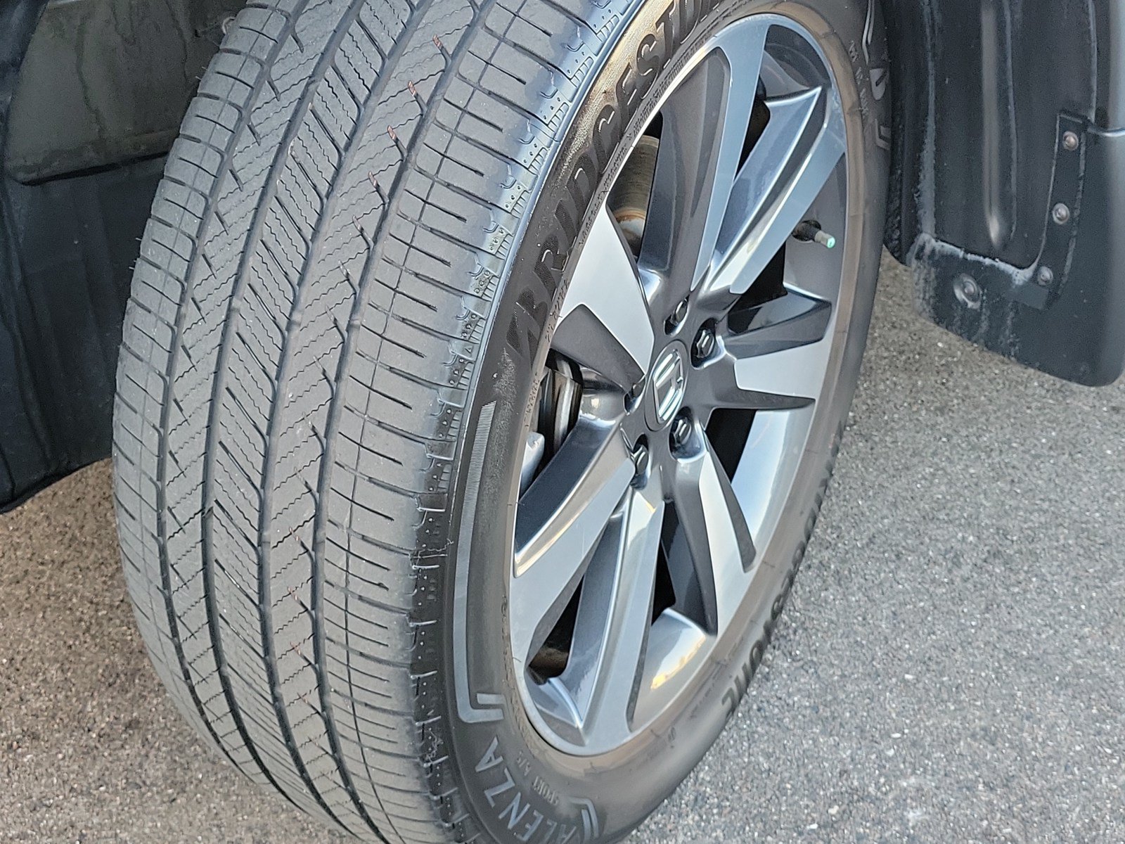 Used 2024 Honda Pilot Touring image 11