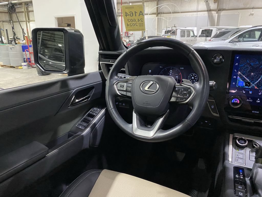 Used 2024 Lexus GX 550 AWD/4WD image 3
