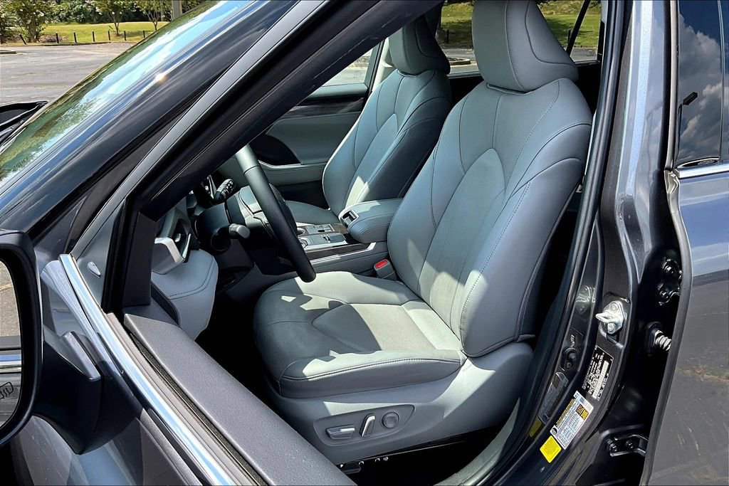 Used 2024 Toyota Highlander Limited image 25