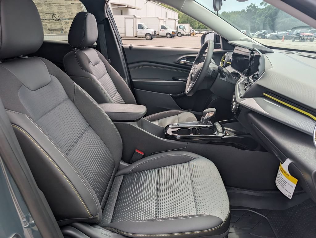 New 2026 Chevrolet Trax LT w/ Sunroof Package FWD image 30
