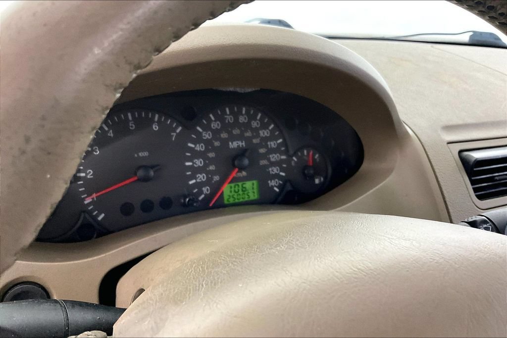 Used 2005 Ford Focus ZX4 Sedan FWD image 27