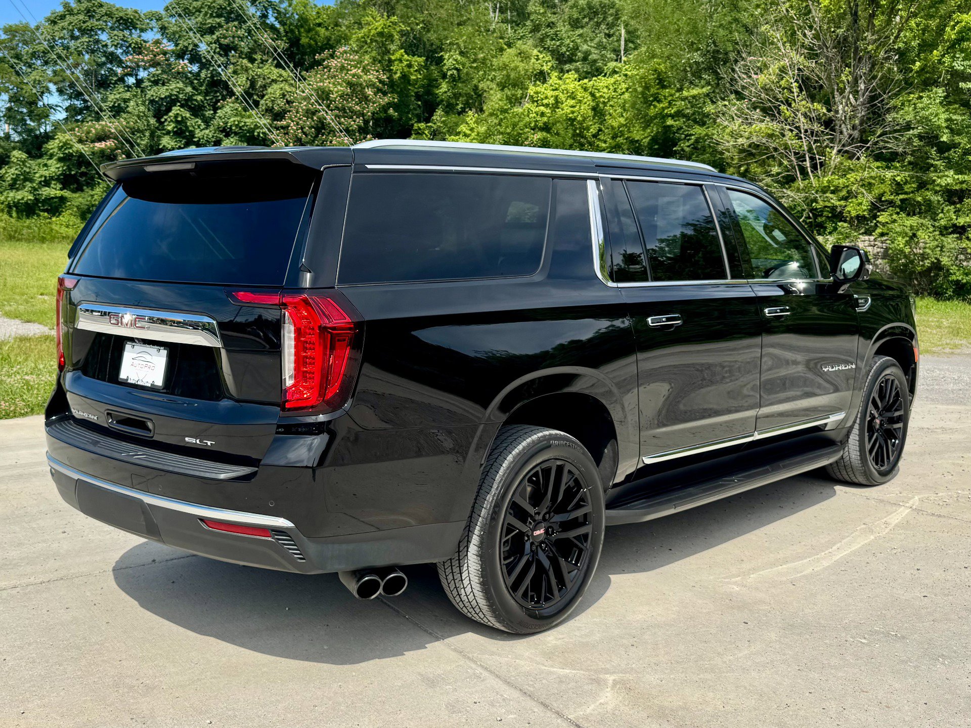 Used 2022 GMC Yukon XL SLT w/ SLT Premium Package AWD/4WD image 3