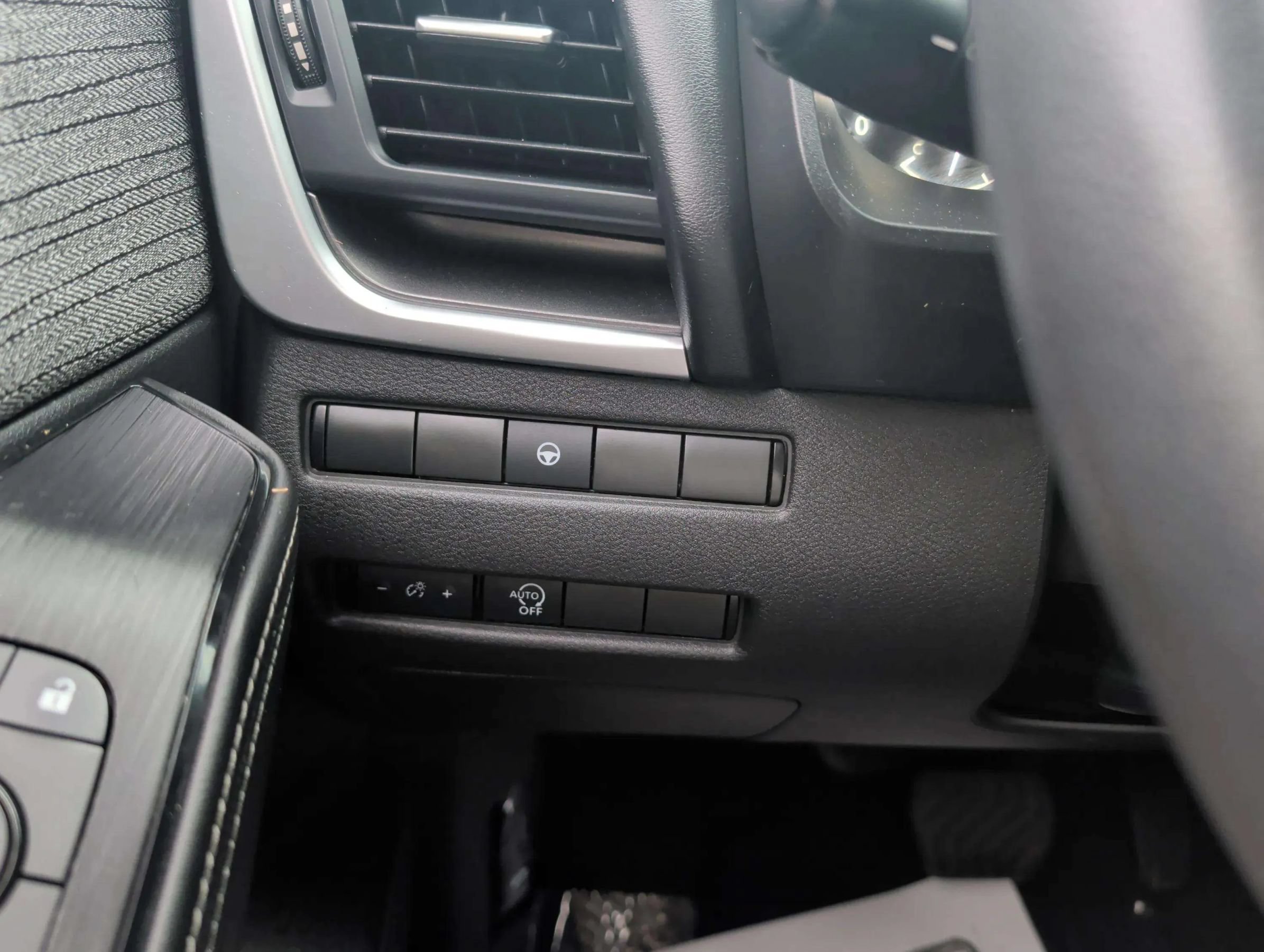 Used 2023 Nissan Rogue SV FWD image 25