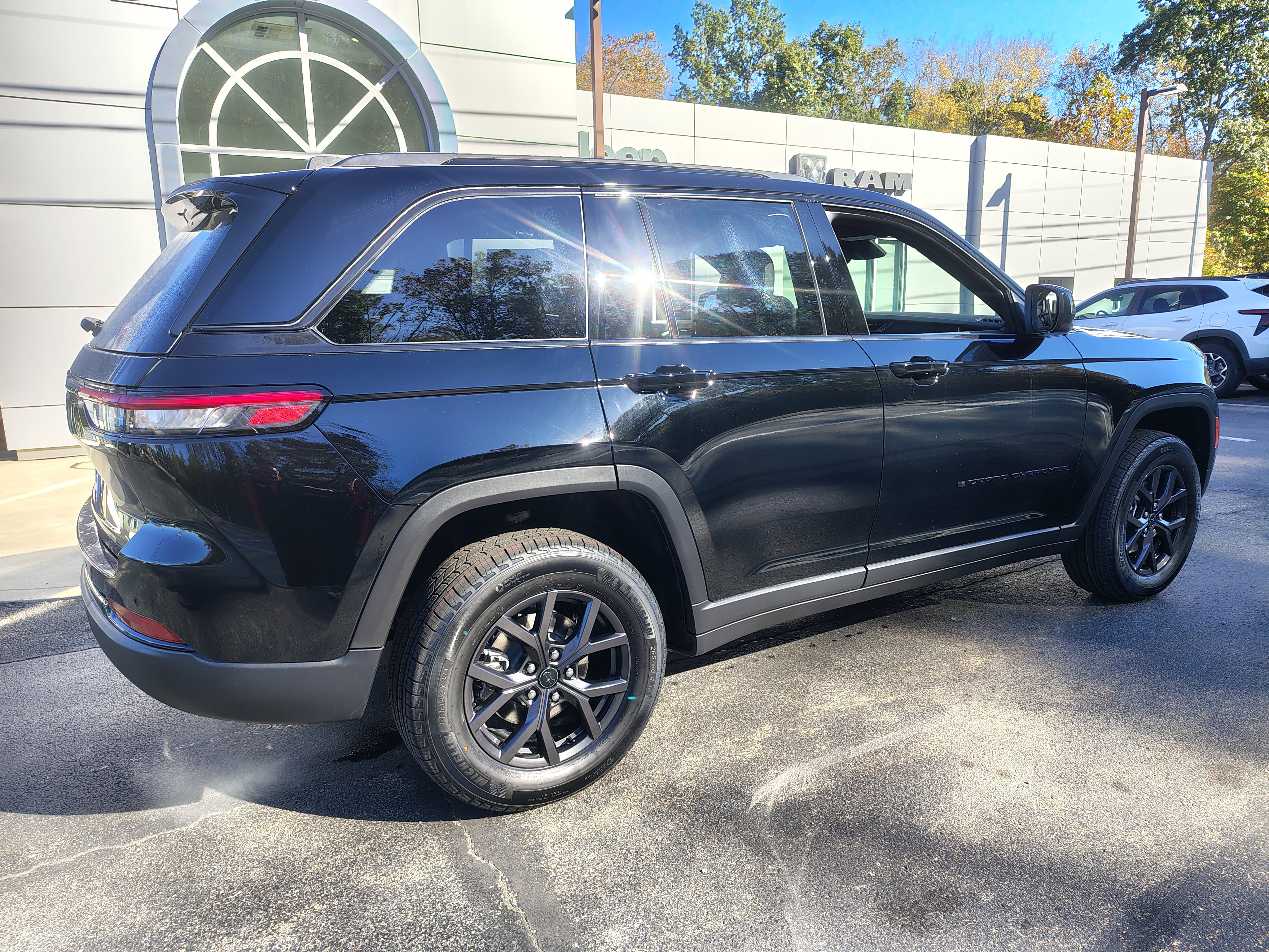 New 2027 Jeep Grand Cherokee Laredo X AWD/4WD image 16