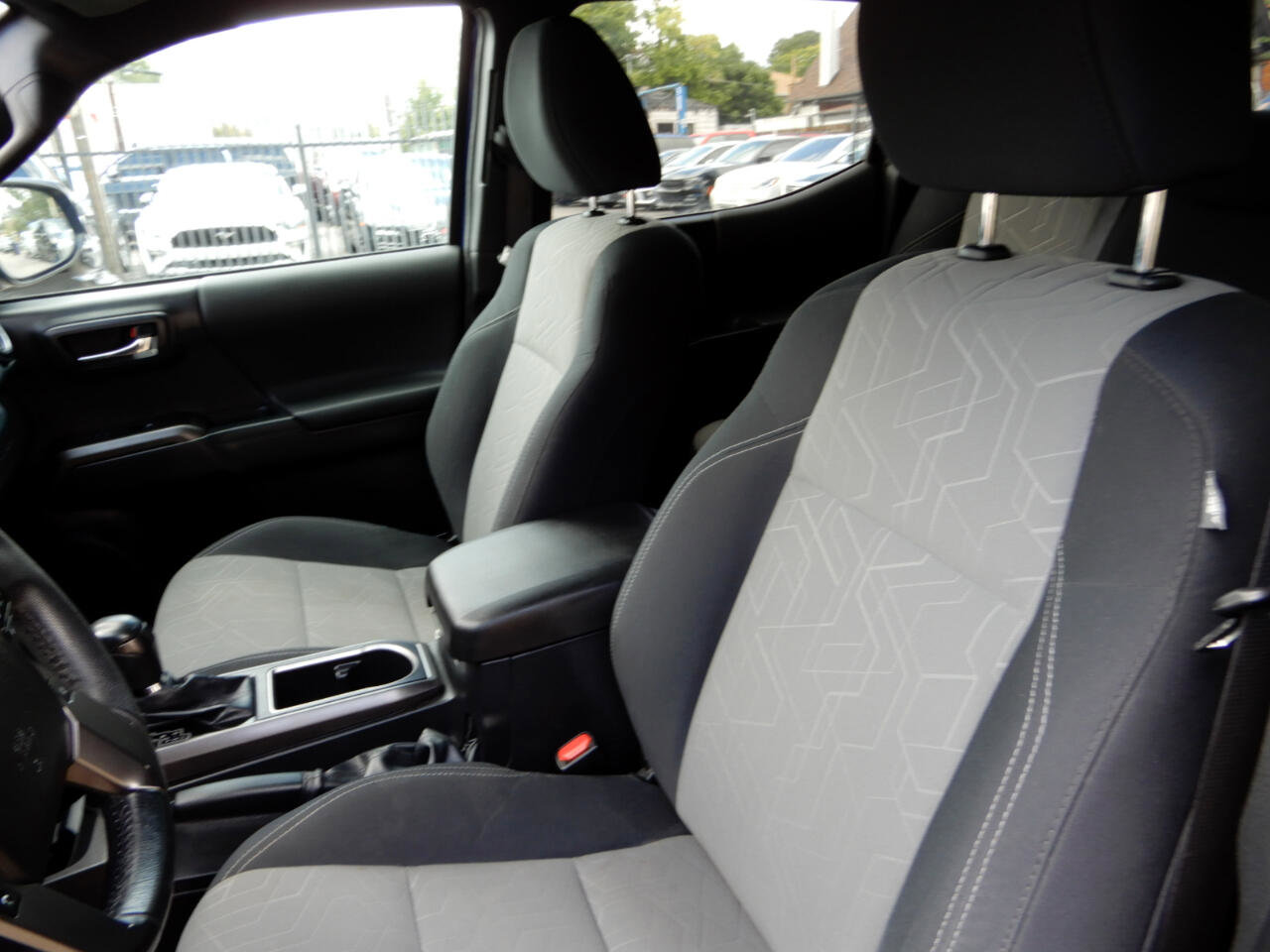 Used 2022 Toyota Tacoma TRD Off-Road image 12