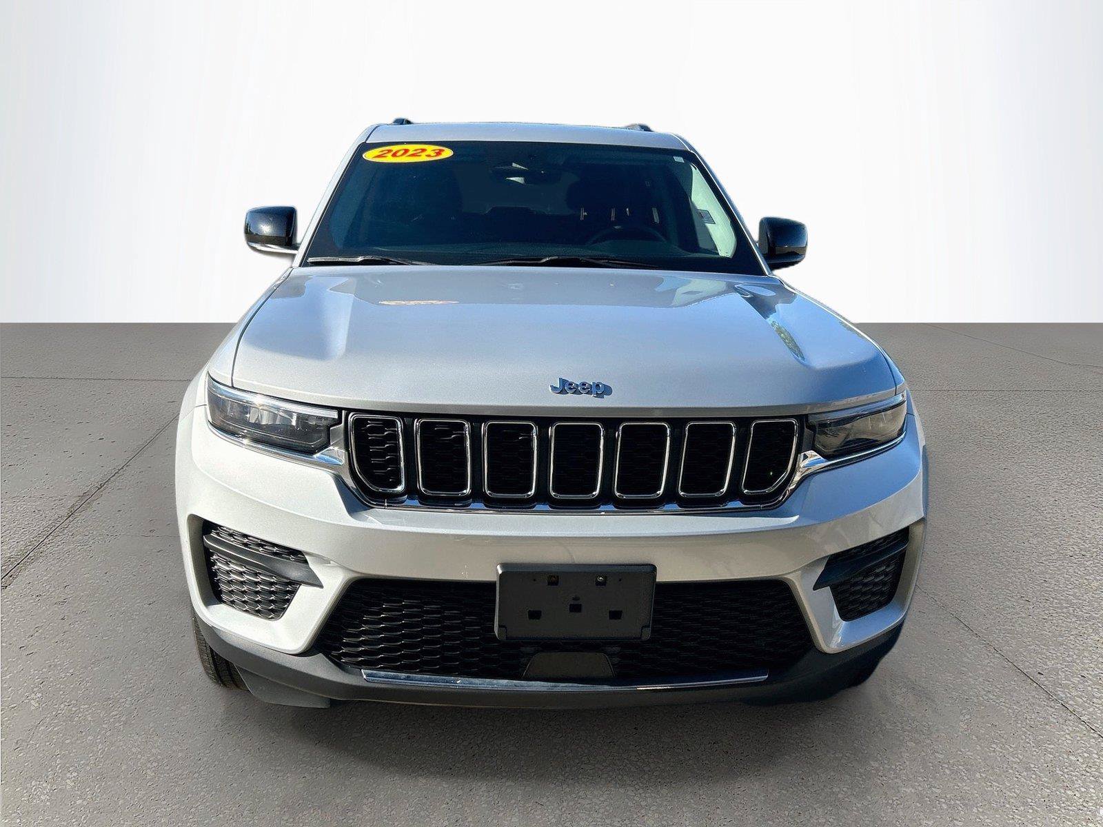 Used 2023 Jeep Grand Cherokee Laredo w/ Luxury Tech Group I AWD/4WD image 9