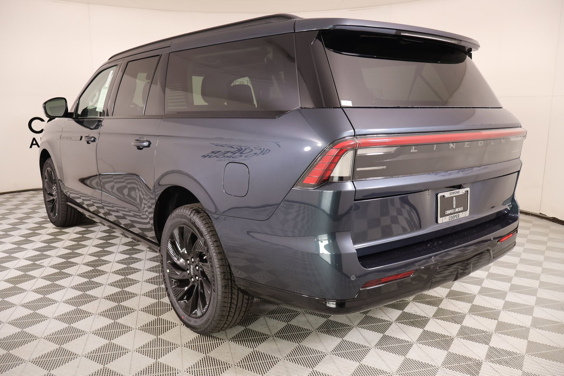 New 2026 Lincoln Navigator L Reserve w/ Jet Appearance Package AWD/4WD image 25