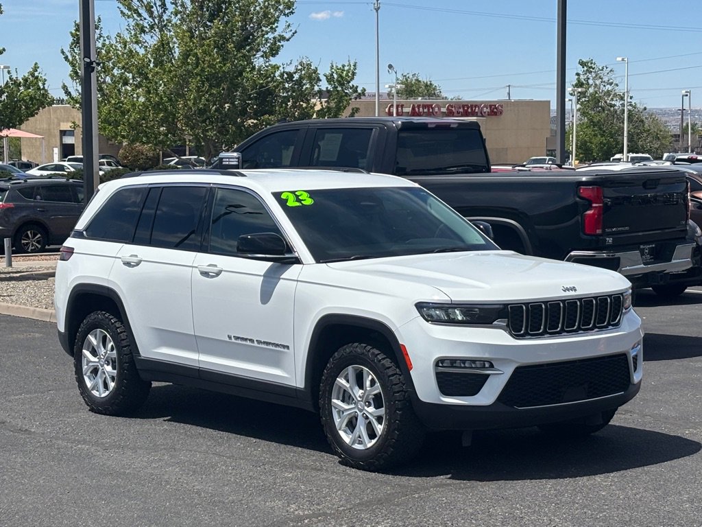 Used 2023 Jeep Grand Cherokee Limited w/ Trailer Tow Prep Group (B) AWD/4WD image 4