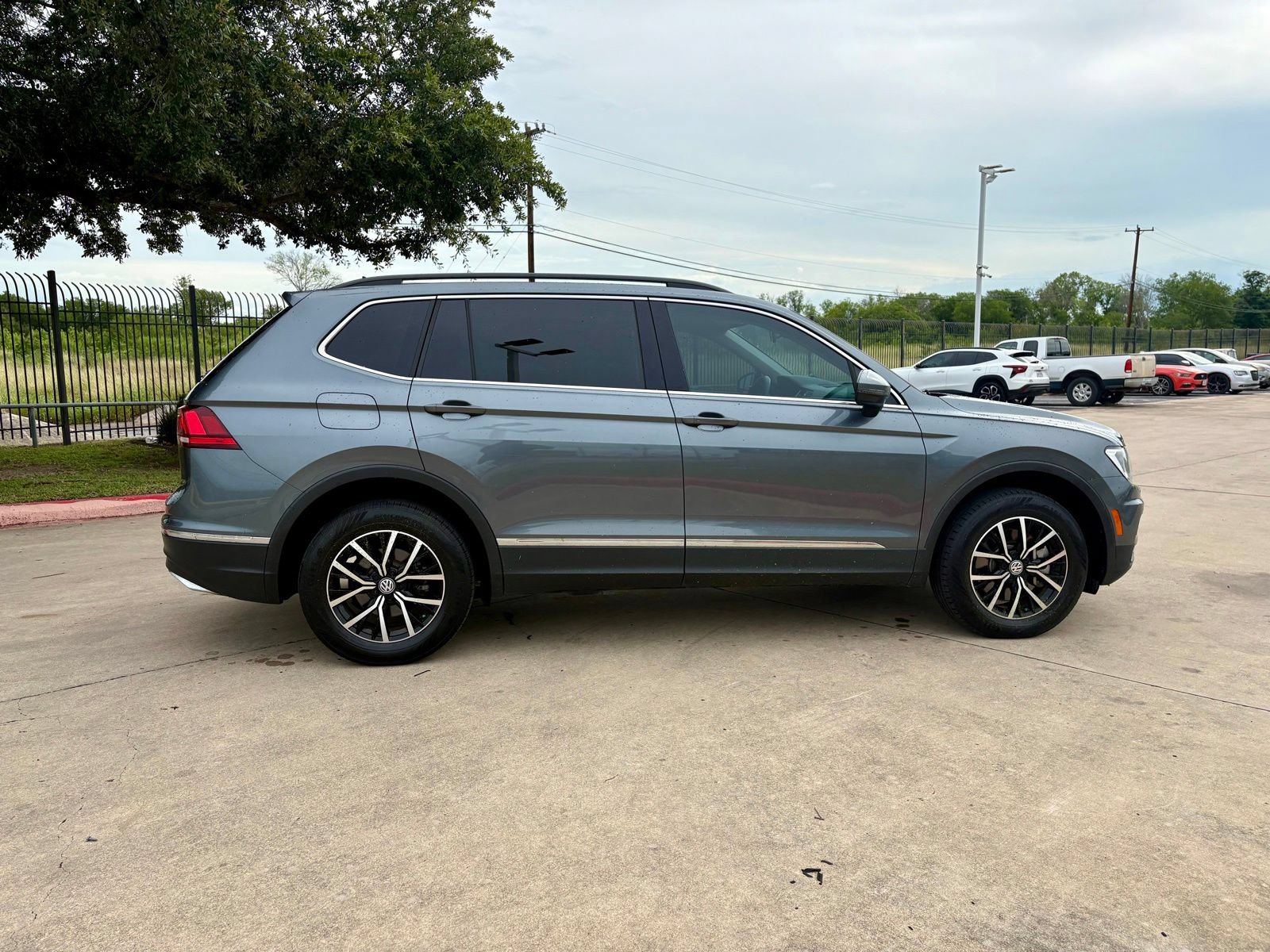 Used 2021 Volkswagen Tiguan SE w/ Panoramic Sunroof Package FWD image 2