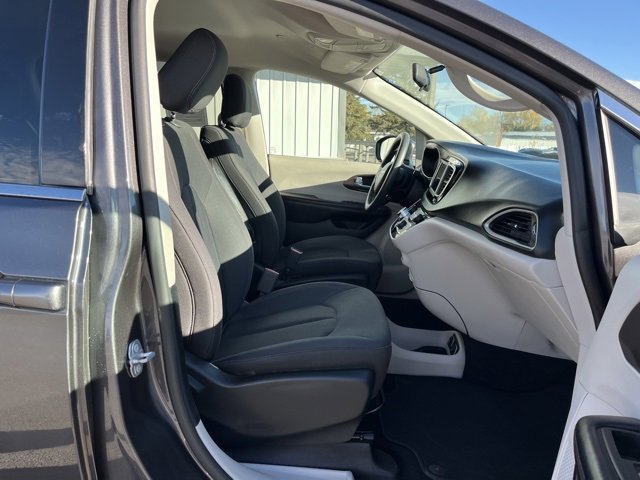 Used 2019 Chrysler Pacifica Touring image 36