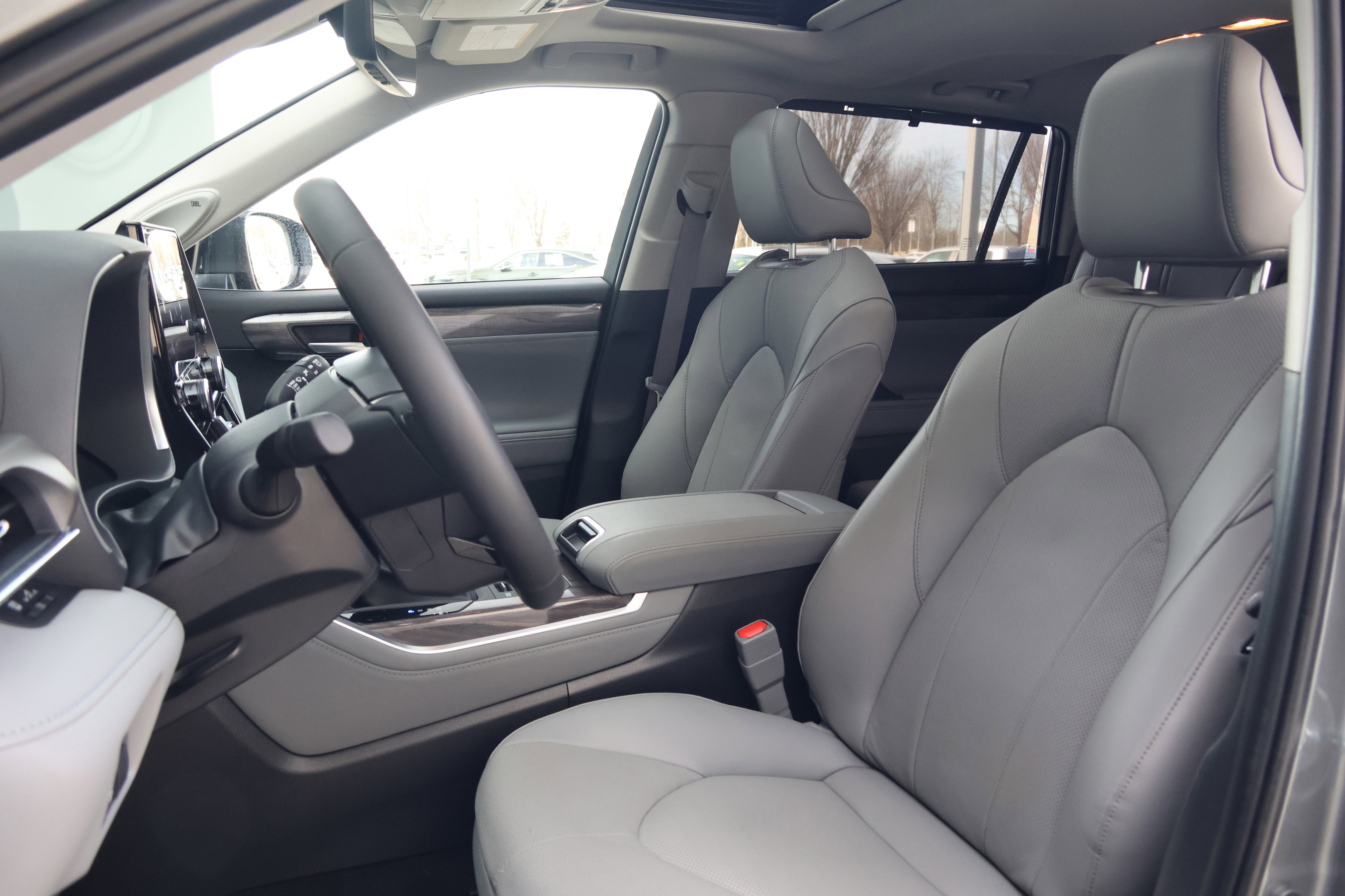 Used 2025 Toyota Highlander Limited image 35