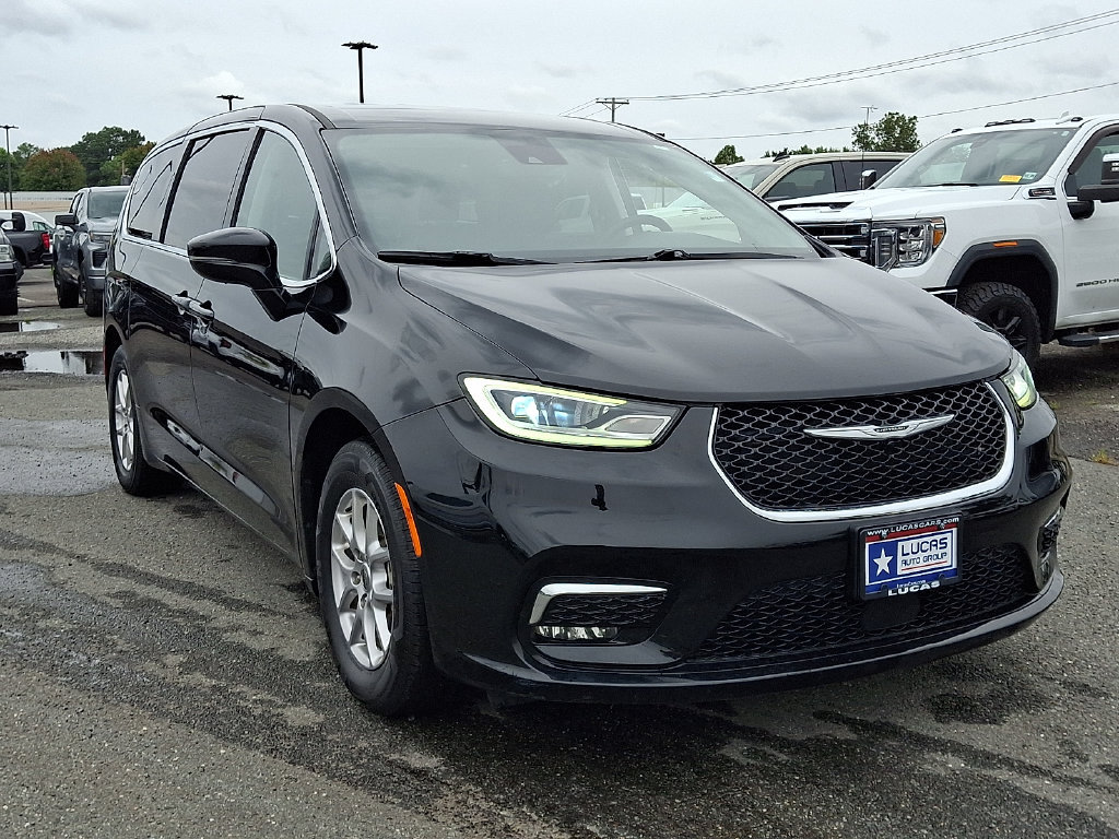 Used 2024 Chrysler Pacifica Touring-L FWD image 2
