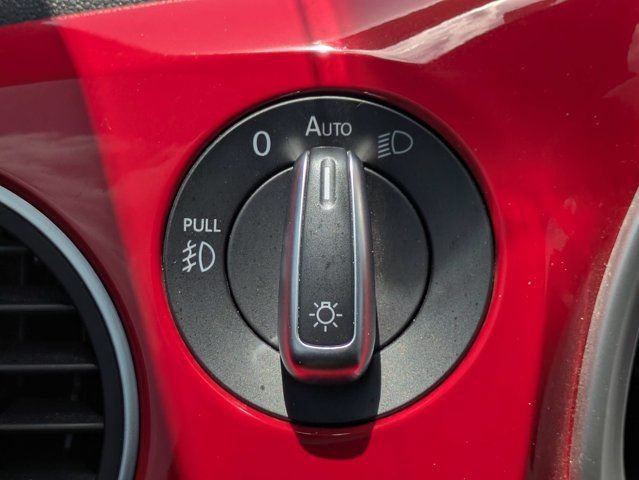 Used 2019 Volkswagen Beetle 2.0T SE w/ SE Premium Package FWD image 29