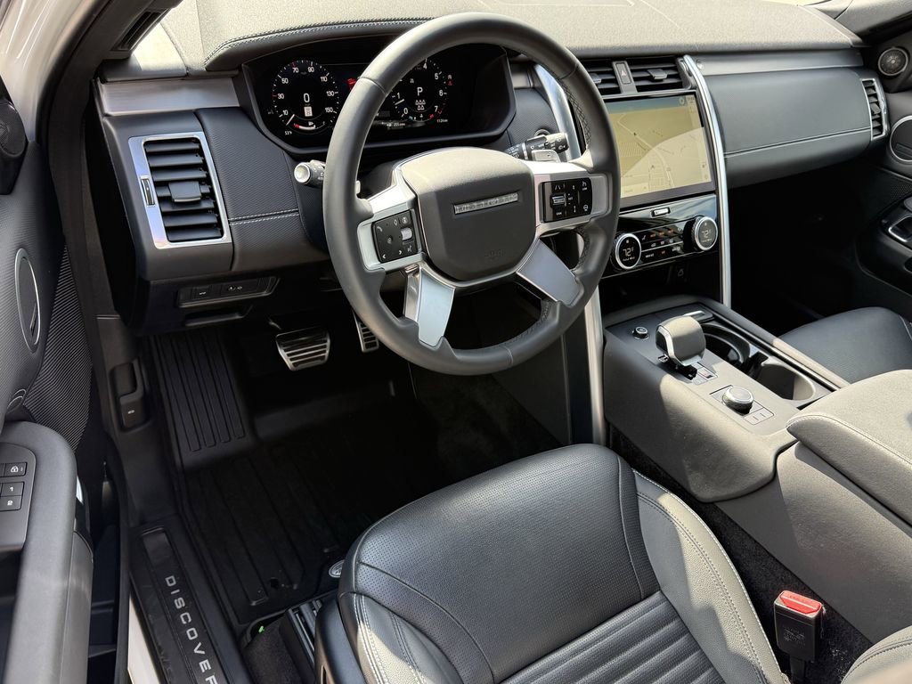 Used 2024 Land Rover Discovery Dynamic SE image 16