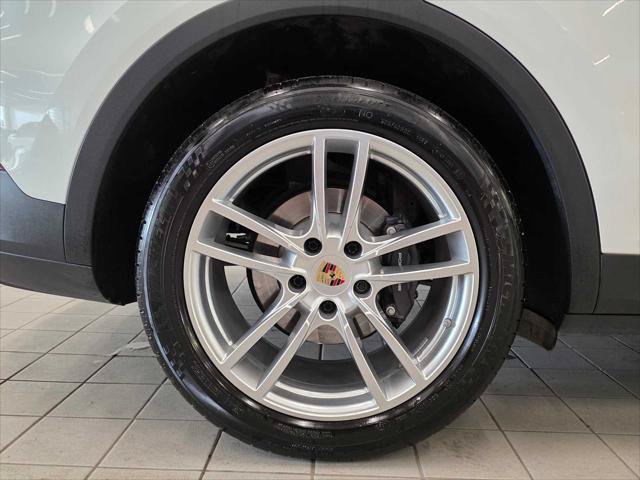Used 2023 Porsche Cayenne AWD/4WD image 16
