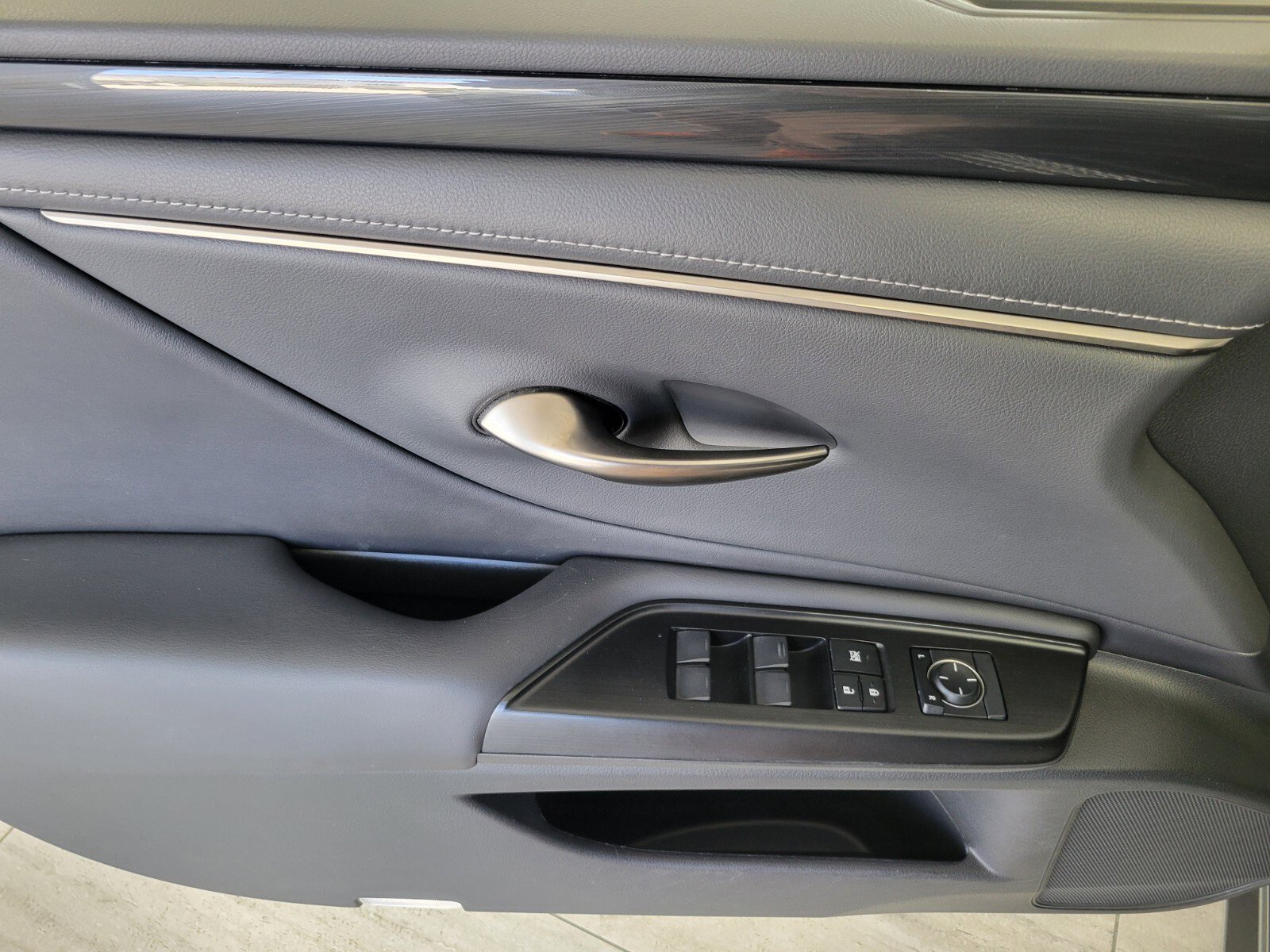 Used 2020 Lexus ES 300h w/ Accessory Package 2 image 19